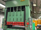 une photo d'une grande machine verte dans un entrepôt
