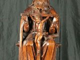 statue en bois représentant un homme assis sur une chaise, coiffé d'une couronne