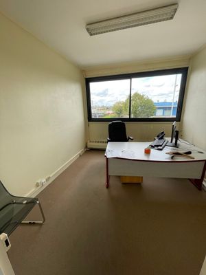 une pièce avec un bureau et une chaise