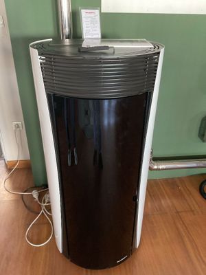 un purificateur d'air noir et blanc posé sur un parquet