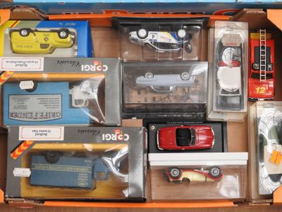 une boîte remplie de petites voitures et d'autres objets