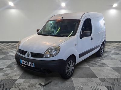 la photo d'une camionnette blanche garée dans un garage