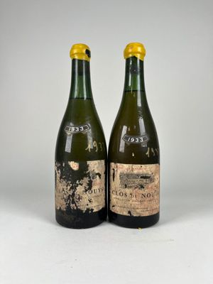 deux bouteilles de vin posées l'une à côté de l'autre sur une surface blanche