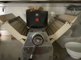une machine posée sur le comptoir d'une cuisine