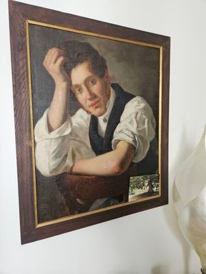 une photo d'un tableau accroché au mur au-dessus d'une lampe