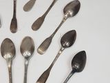 many spoons and spoon spoons arranged in a circle