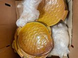une boîte en carton contenant deux assiettes en forme de poisson