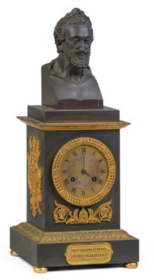 Pendule en bronze à deux patines brune et dorée, sommée d'un…