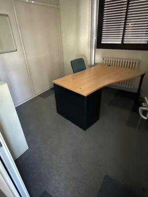 une photo d'un bureau vide avec un bureau et une chaise