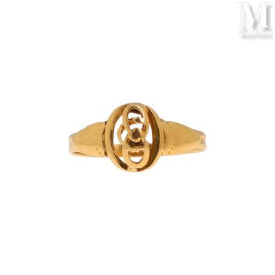 une image représentant une bague en or sur laquelle figure la lettre « g »