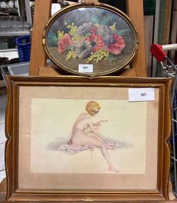 une photo d'une femme assise par terre à côté d'une photo de fleurs