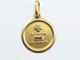 une image représentant une médaille d'or ornée d'une pierre rose en son centre