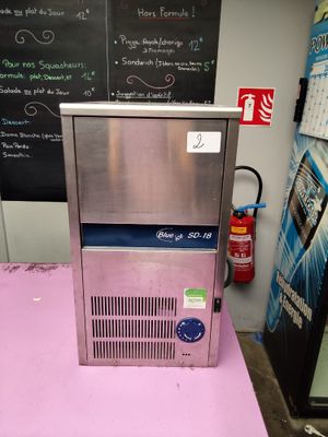 une machine posée sur une table rose