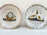 deux assiettes avec des motifs différents