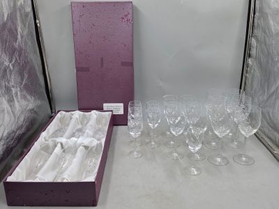 plusieurs verres à vin vides et une boîte de verres à vin vides