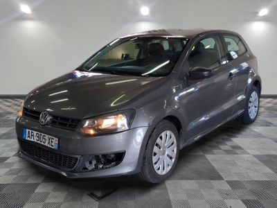 la voiture est garée dans le garage sur le sol en damier