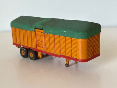 un camion jouet posé sur une table