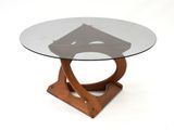 une table en verre avec une base en bois et un plateau en verre