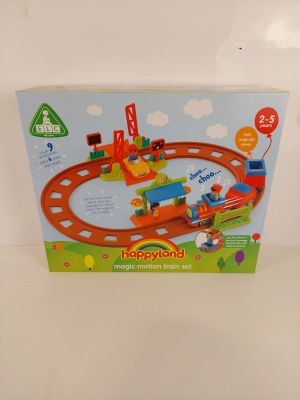un gros plan sur un train miniature dans une boîte posée sur une table