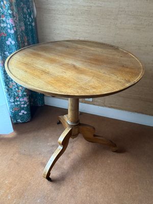 Guéridon à plateau basculant en noyer, Lot à récupérer dans …