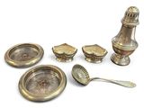 beaucoup d'objets en argent posés sur la table