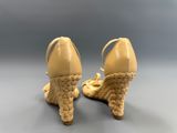 une paire de chaussures pour femme en corde sur un fond gris