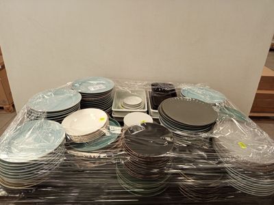 beaucoup d'assiettes sur une table recouverte d'un film plastique