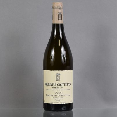 une bouteille de vin posée sur une table à côté d'une bouteille de vin