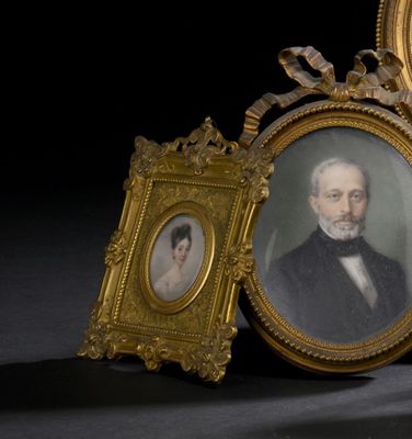 deux photos encadrées d'un homme et d'une femme sur une table