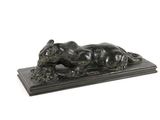 sculpture en bronze représentant un lion posé sur un socle en pierre