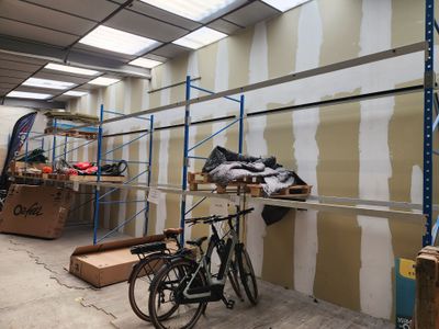 un vélo garé dans une pièce où se trouvent des échafaudages