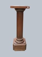 Colonne sellette en noyer,e fût à décor de cannelure, le pla…