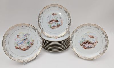 SUITE DE 12 ASSIETTES à poisson en porcelaine à décor imprim…