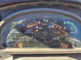un gros plan du tableau de bord d'une voiture avec un compteur de vitesse