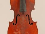 un vieux violon posé sur un support en bois