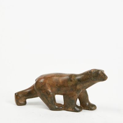 sculpture en bronze représentant un ours polaire sur fond blanc