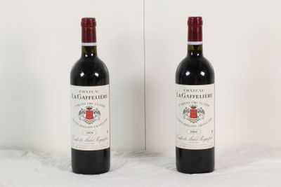 deux bouteilles de vin posées l'une à côté de l'autre sur une table