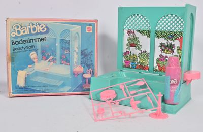une maison de poupées Barbie avec une baignoire et une baignoire