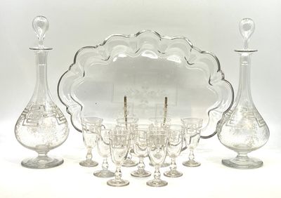 un grand nombre d'objets en verre posés sur une table