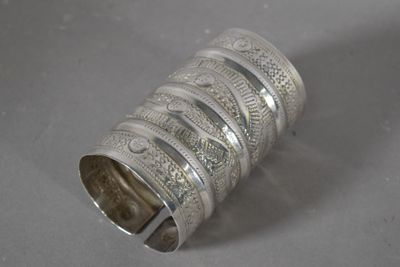 une bague en argent posée sur une table