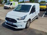 une camionnette blanche garée dans un parking