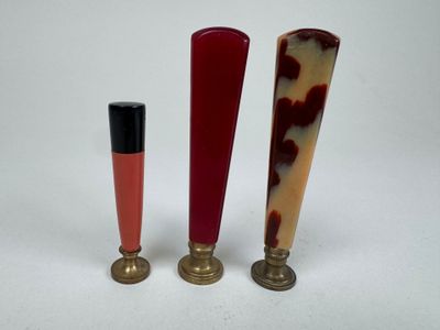 Trois sceaux à cacheter en bakélite polychrome, les matrices… - Photo 1