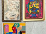 trois tableaux accrochés au mur d'une pièce dont l'un est accroché au mur