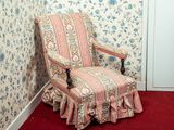 une chaise qui se trouve dans le coin d'une pièce