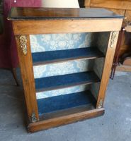 Petite bibliothèque bibus en bois teinté.