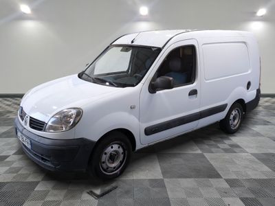 la photo d'une camionnette blanche garée dans un garage