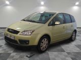 Une Ford C-Max jaune garée sur un sol à damier dans un garage