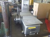 une machine posée sur une table dans une pièce