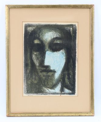 une image représentant un tableau représentant le visage d'une femme, dans un cadre doré