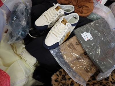 un tas de vêtements et de chaussures par terre